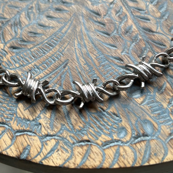 🥀 BARBED WIRE CHOKER NECKLACE 🥀- Silver - Picture 2 of 3